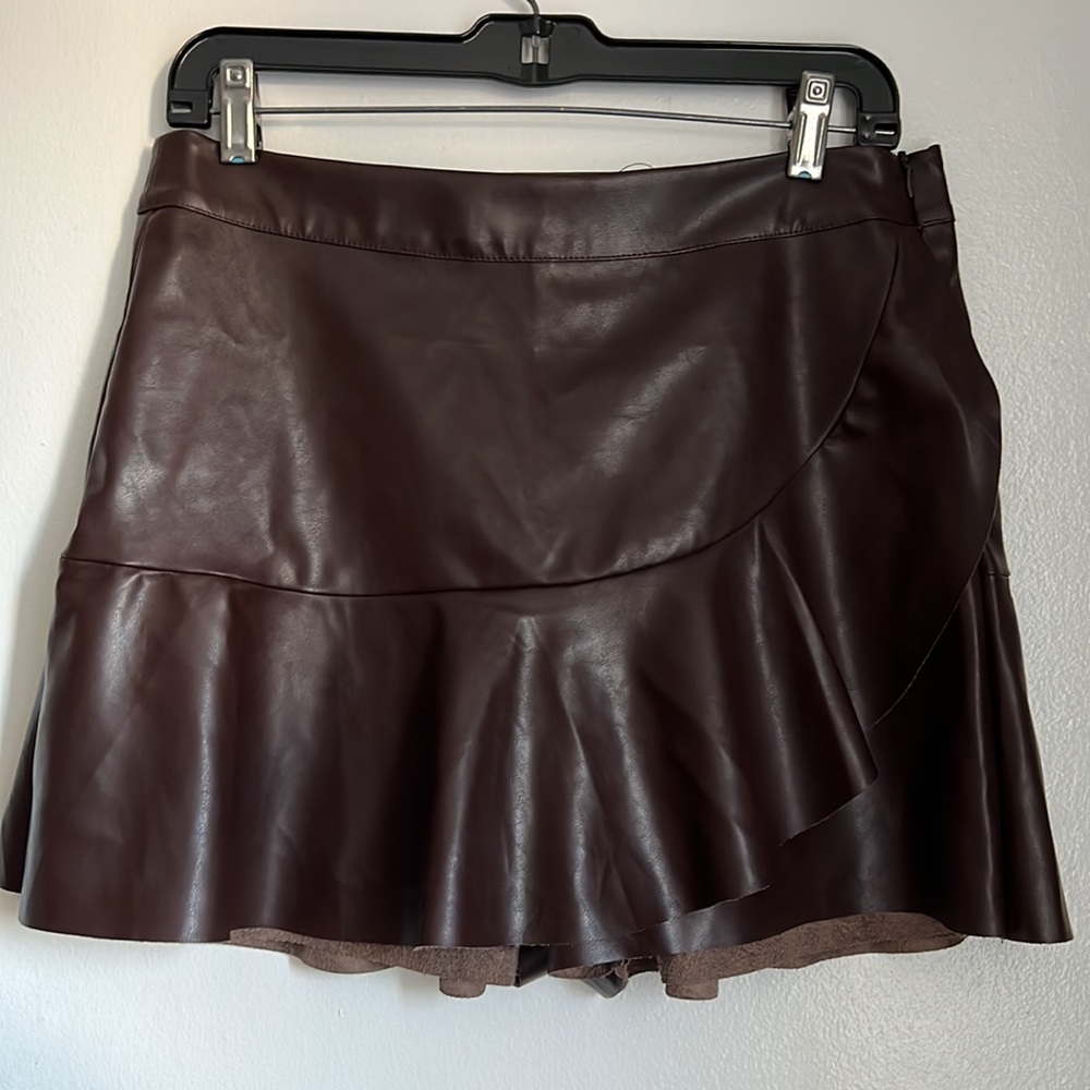 RUFFLE FAUX LEATHER MINI SKORT choco - Picture 5 of 15